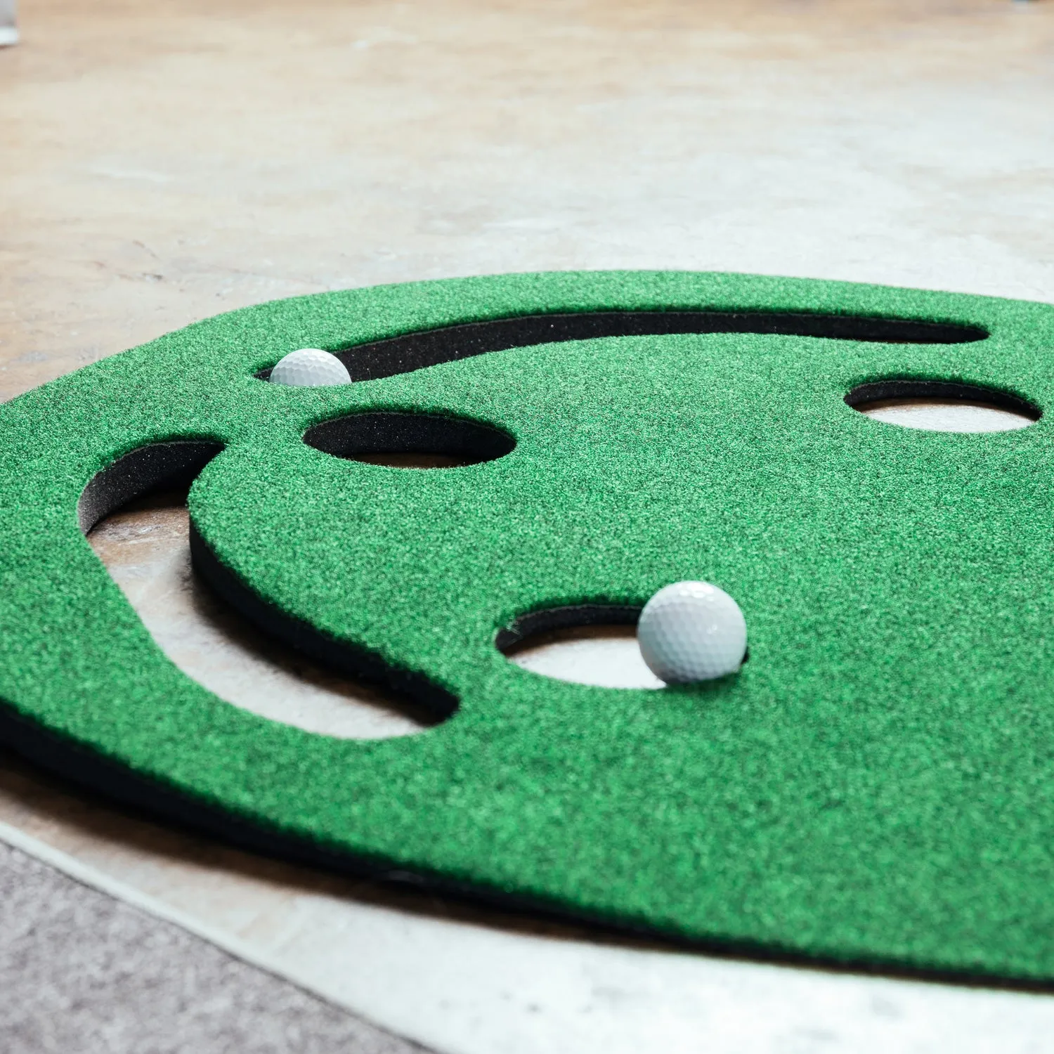 PUTT-A-BOUT Max 10 Golf Putting Mat